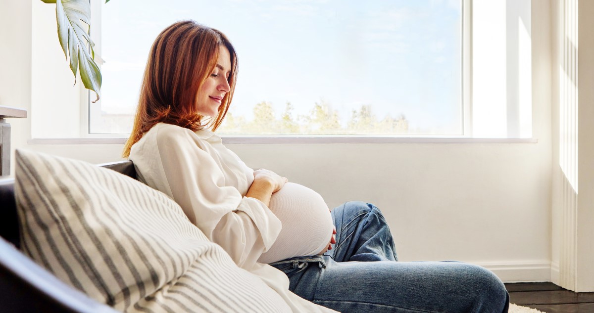 kismama ül a kanapén