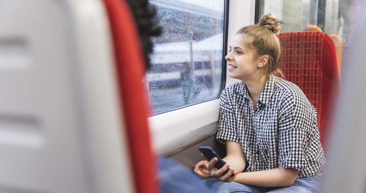 fiatal fiú és lány vonaton utaznak