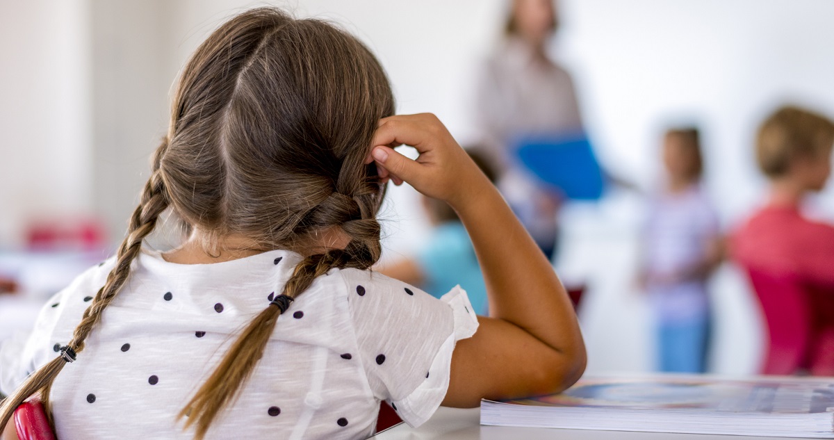 Hosszú hajú iskoláslány