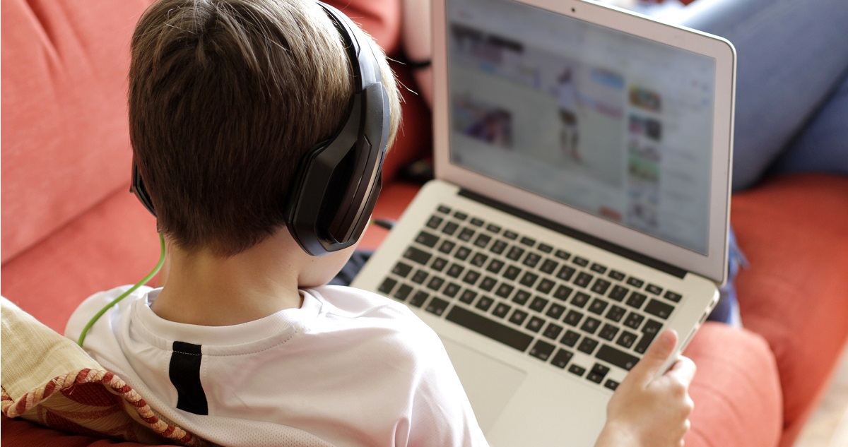 Kisfiú számítógépet néz