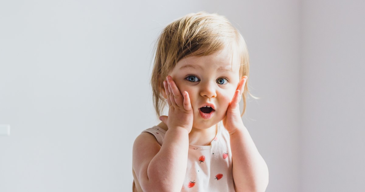 meglepődött kisgyerek