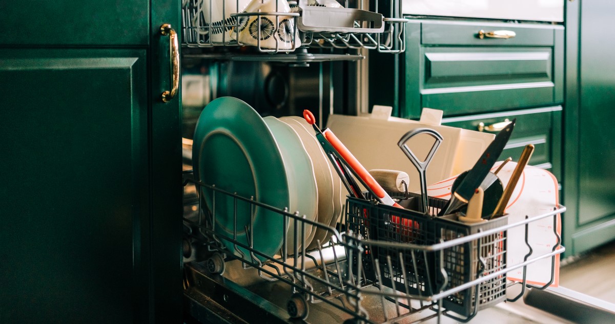 mosogatógép zöld konyhaszekrénybe építve