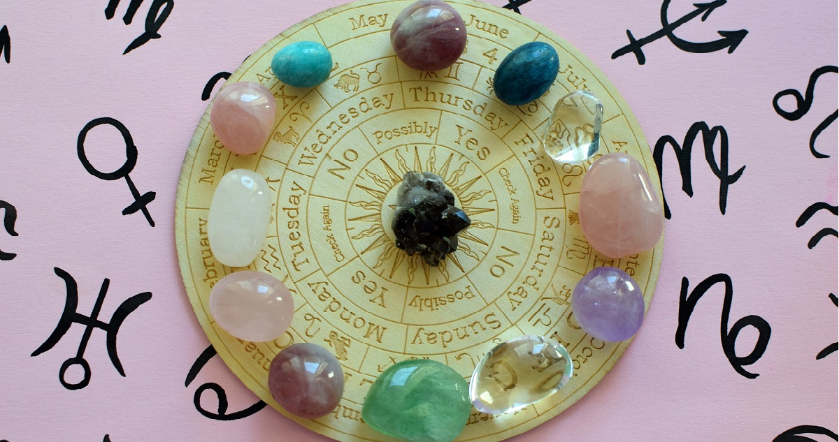 Napi horoszkóp április 8. - Gyerekszoba Horoszkóp ábra az állatövi jegyekkel, ásványokkal