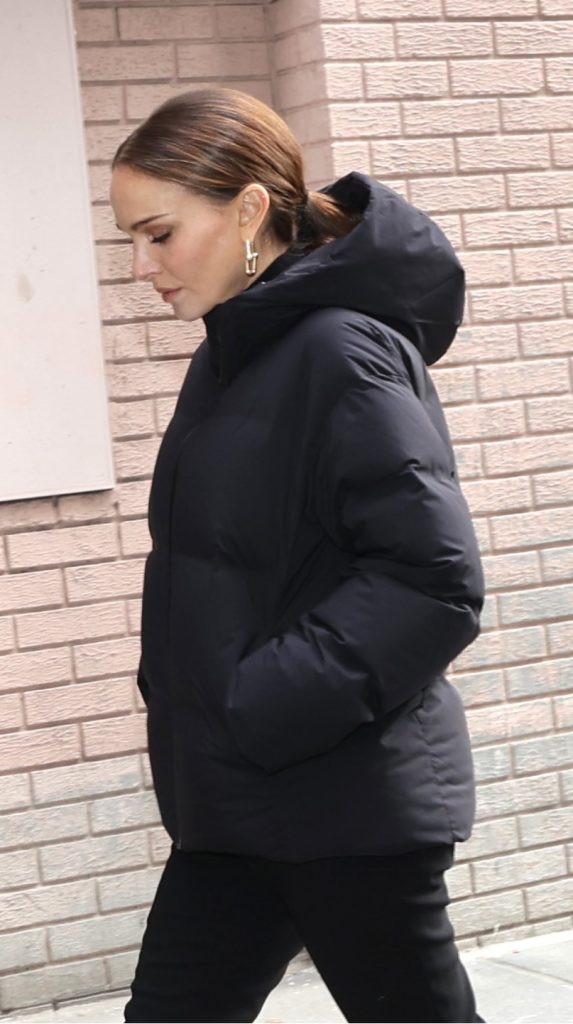 A kabát alatt látszik már a pocakja