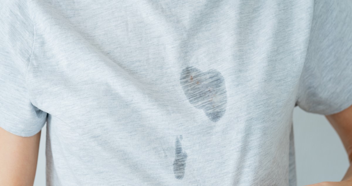 szürke pólós ember olajos zsíros folttal