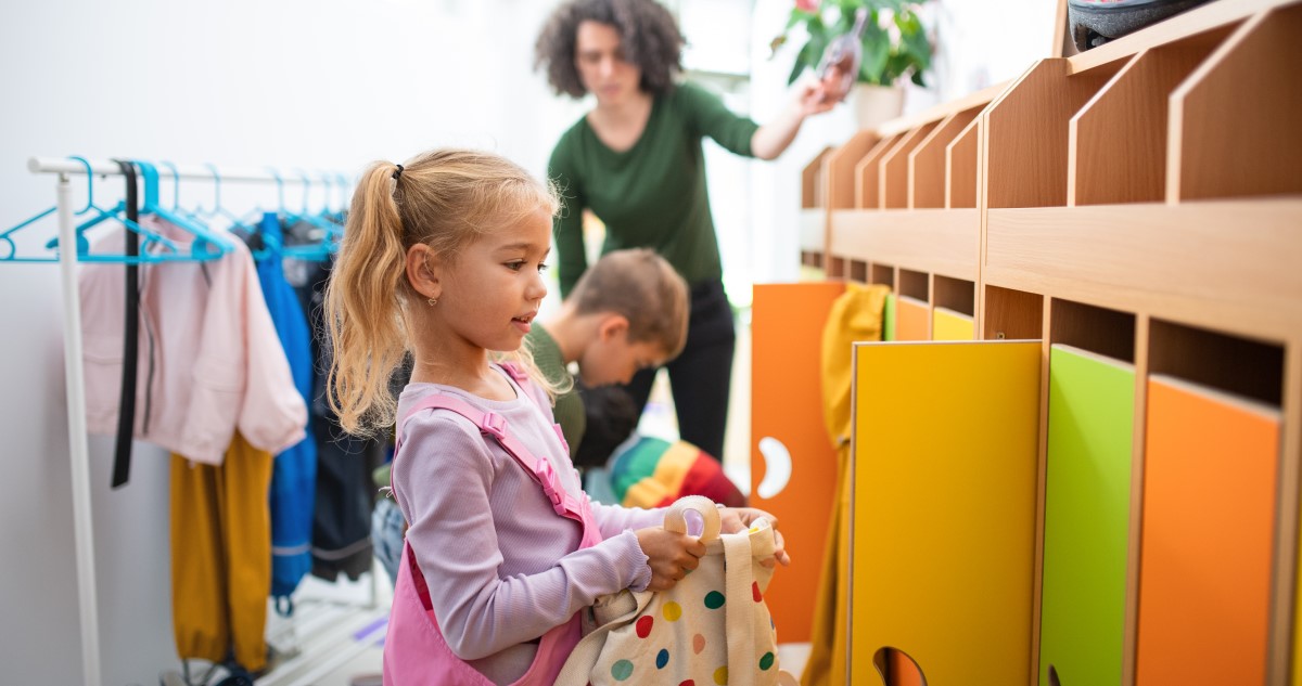 óvodások pakolják be a táskájukat a szkrénybe