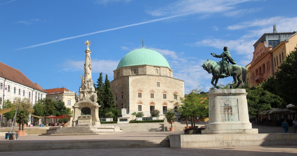 Pécs, Széchenyi tér ikonikus épületei