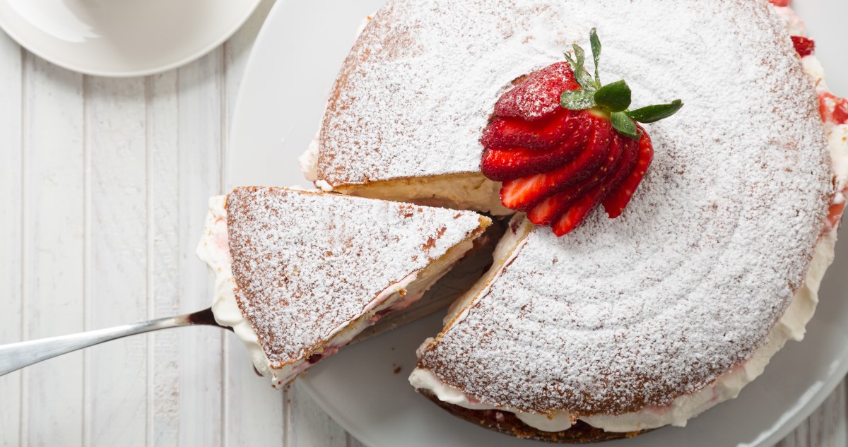 piskóta krémmel töltve, porcukorral és eperrel a tetején