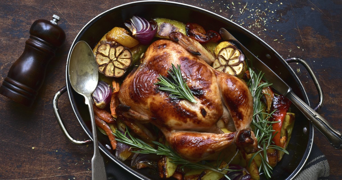 sult csirke - Gyerekszoba sült csirke zöldségágyon, tepsiben