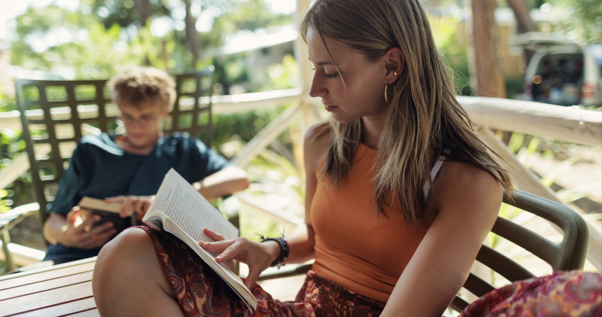 tinik olvasnak a verandán nyáron