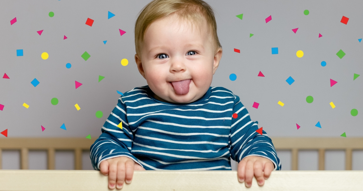 kiságyban mosolygó kisfiú