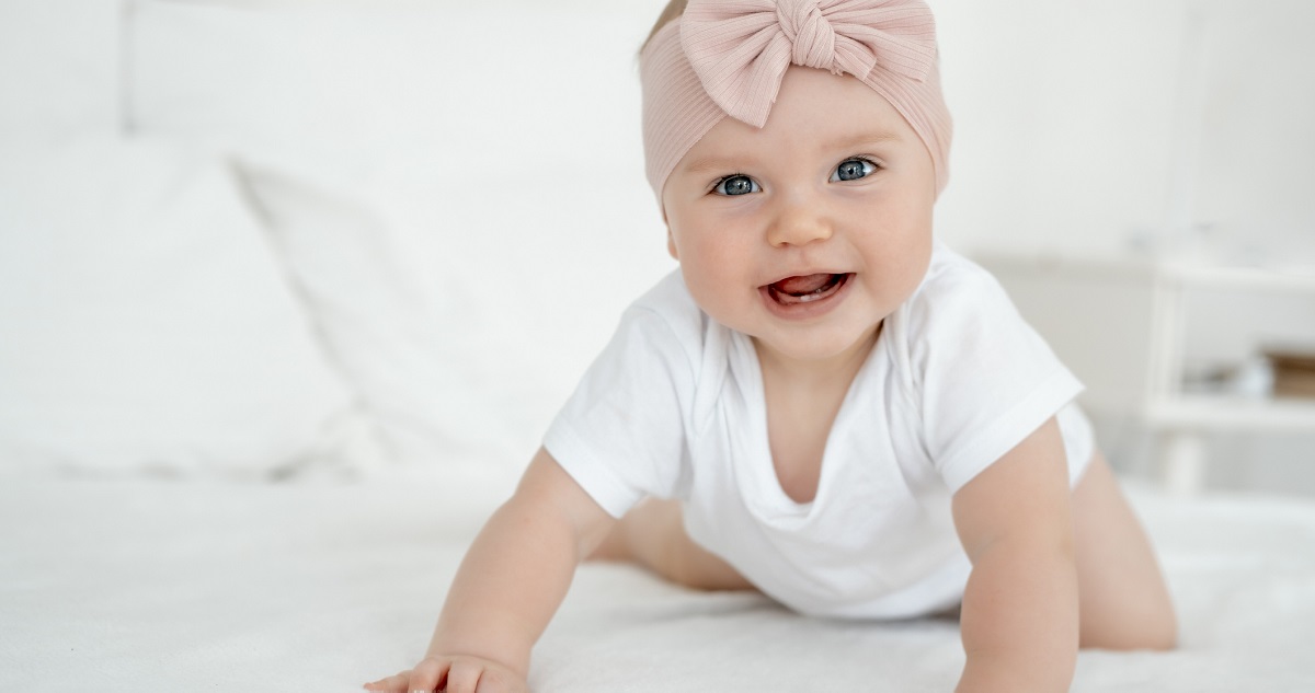 Mosolygó kisbaba