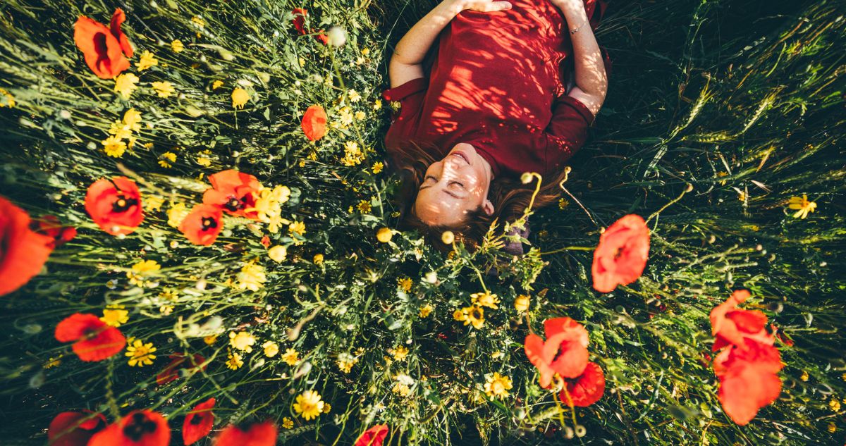 virag - Gyerekszoba nő pipacsok között fekszik