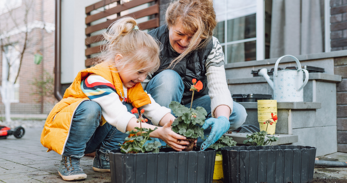 virágültetés kisgyerekkel