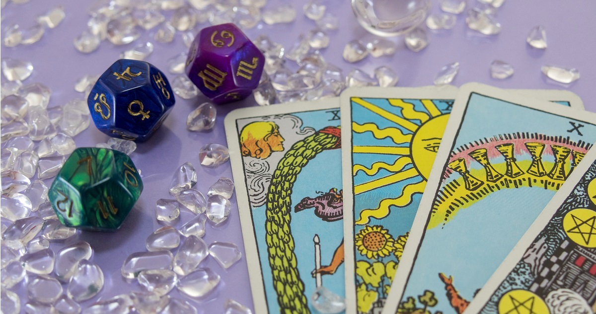 Horoszkóp ábra állatövi jegyekkel és Tarot kártyákkal