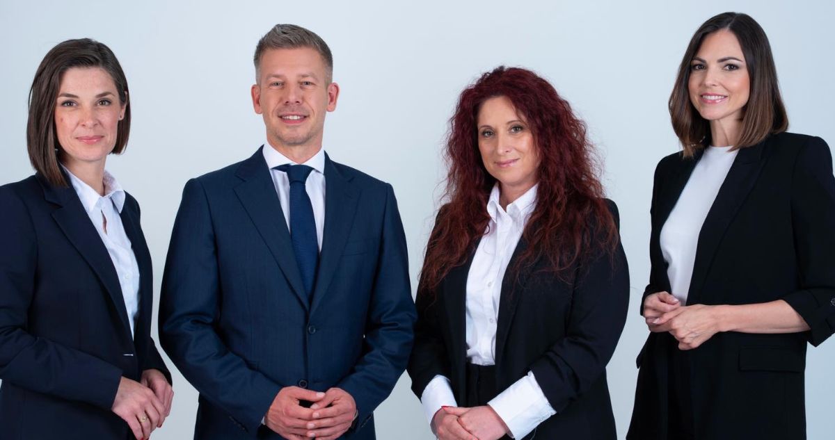 Szondi Vanda, Magyar Éva és Köböl Anita a miniszterelnök társaságában