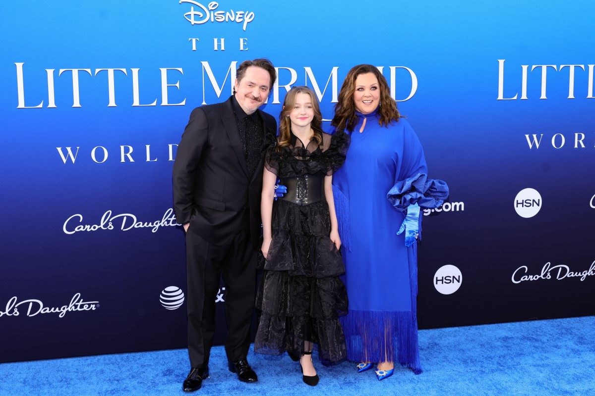 Ben Falcone, Georgette Falcone, és Melissa McCarthy az A kis hableány hollywood-i premierjén 2023 májusában.