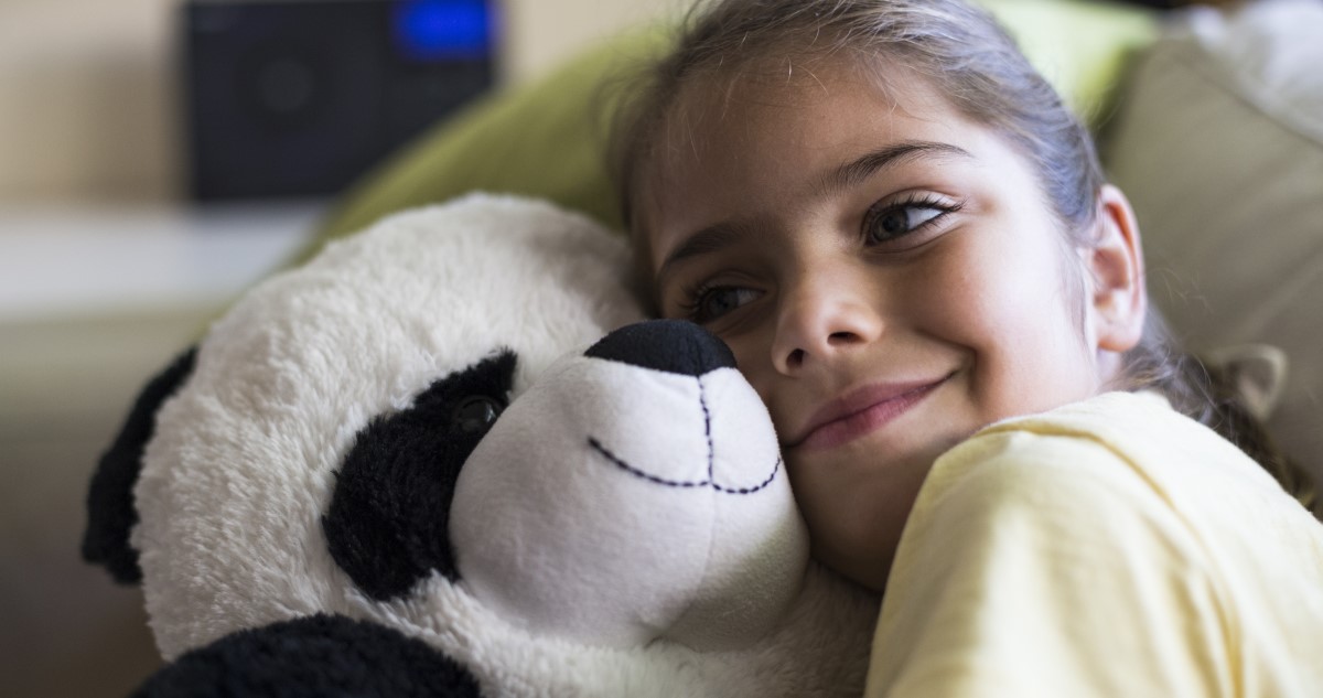 kislany-pandamaci-plussel - Gyerekszoba kislány pandamaci plüssel játszik