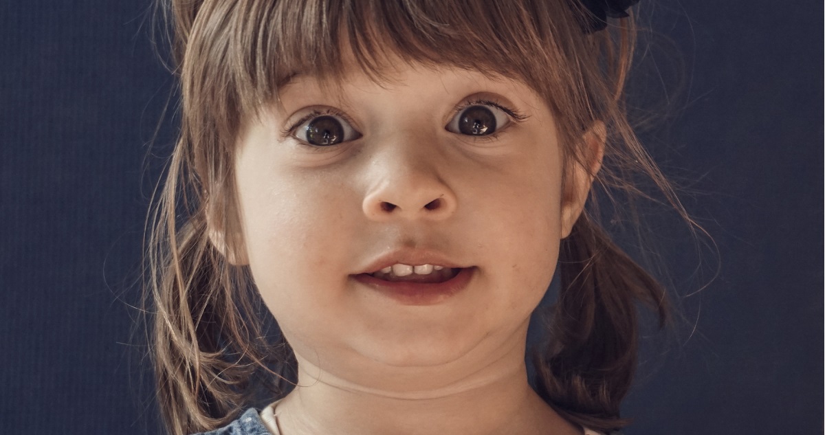 Meglepett kislány