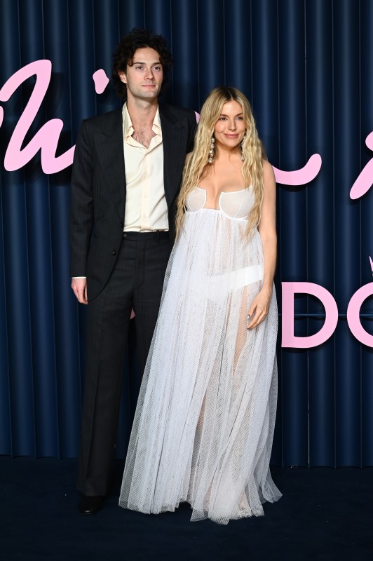Oli Green és Sienna Miller londoni Fashion Awards-on 2025 decemberében.