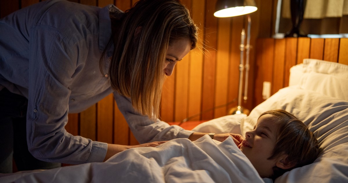 anya kisfiát altatja, beszélgetnek a gyerekszobában, ég az éjjeli lámpa