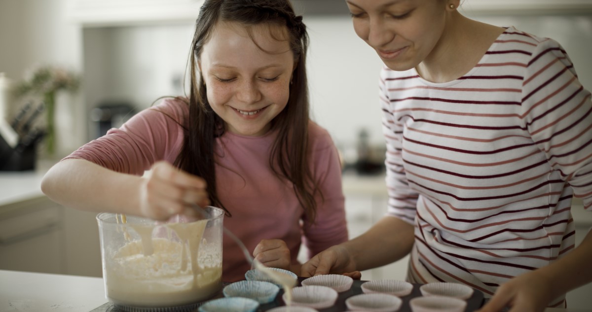 anya és lánya muffint sütnek