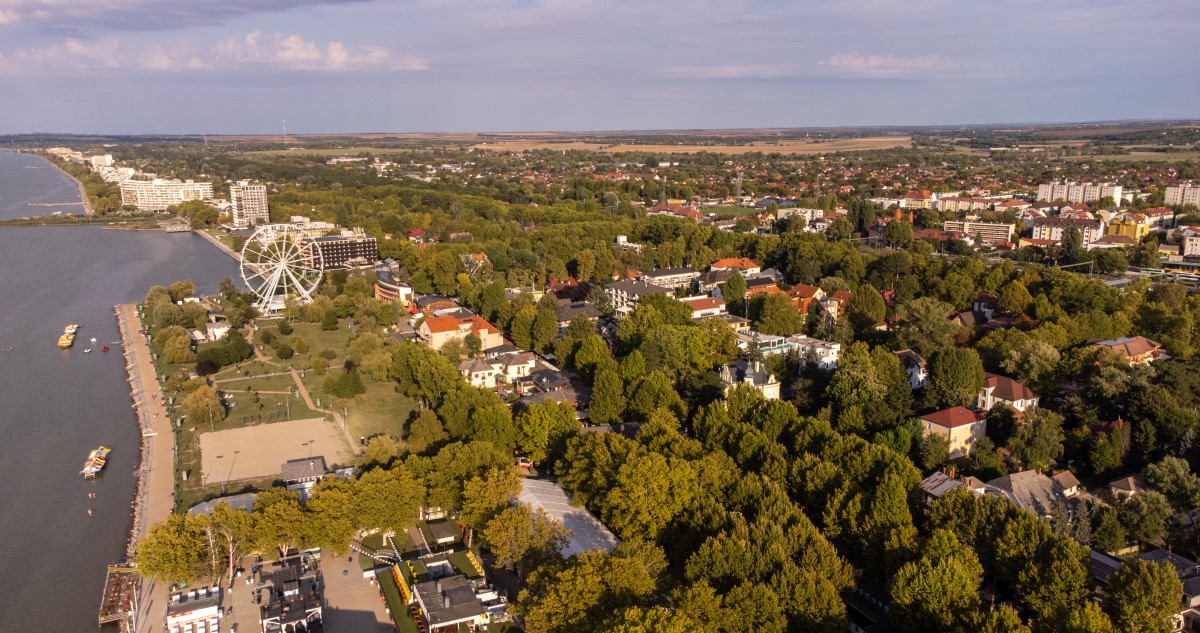 balaton-siofok - Gyerekszoba Siófok látképe madártávlatból, óriáskerékkel, házakkal, hotellel, Balatonnal