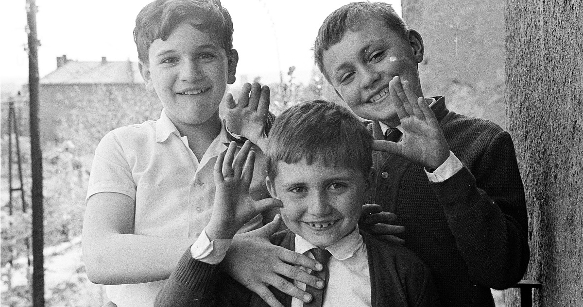 divatos fiunevek a 80-as evekbol - Gyerekszoba Fiúk retró fotón a '80-as évekből