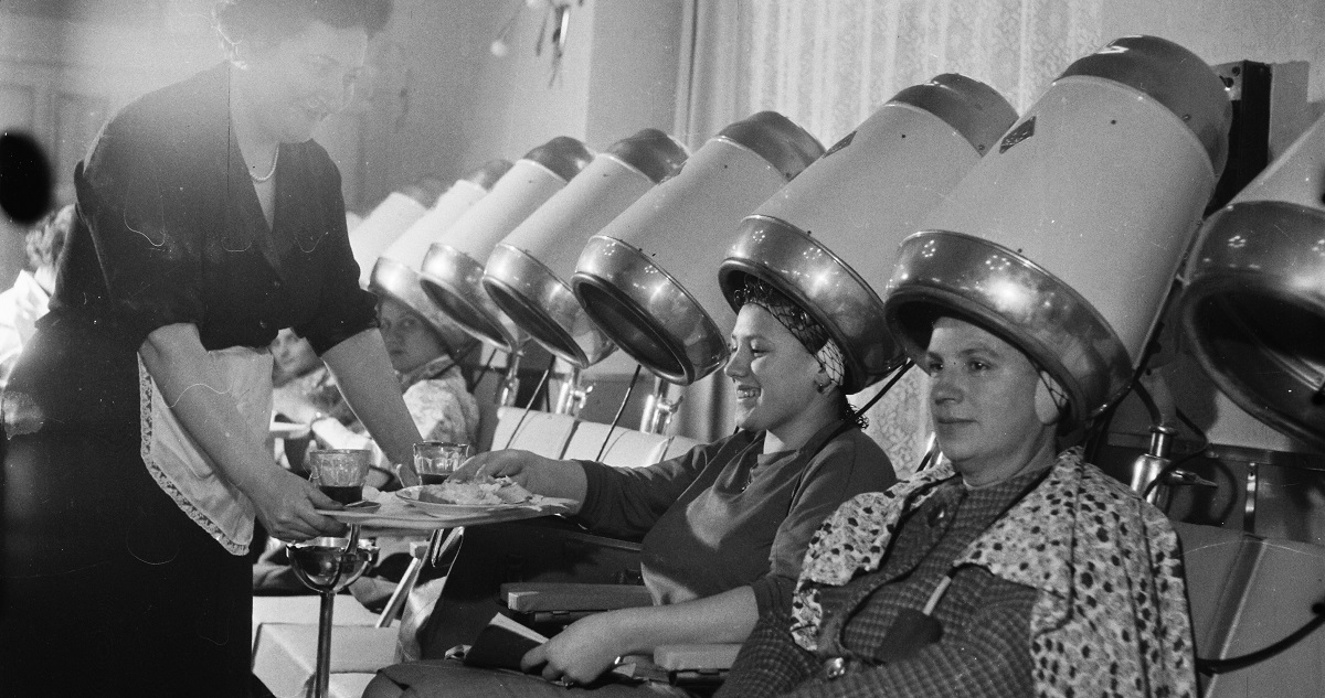 fodraszat a 60as evekben - Gyerekszoba nők fodrászbúra alatt a '60-as években