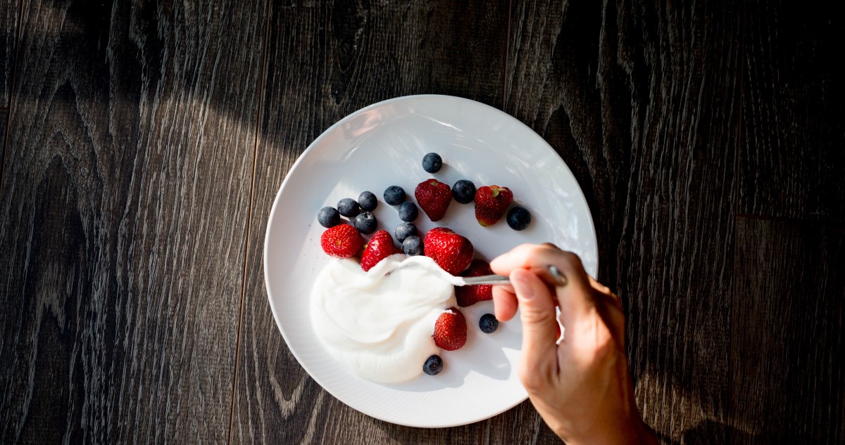 joghurt - Gyerekszoba natúr joghurt és bogyós gyümölcsök egy fehér tálban