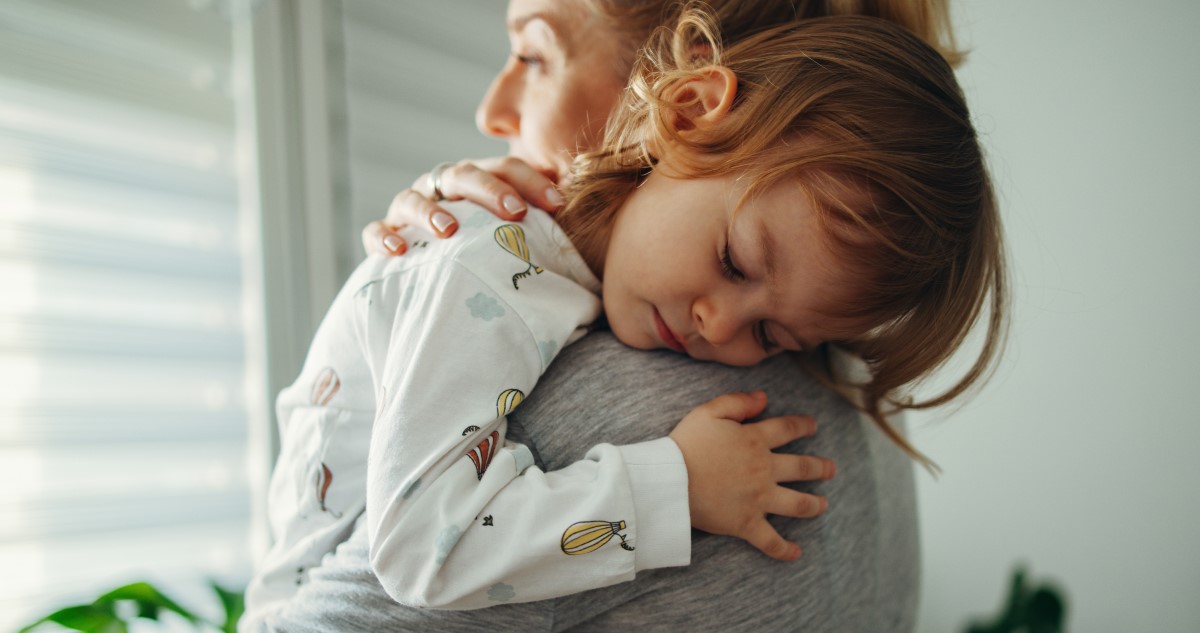 kisgyerek és anya ölelik egymást