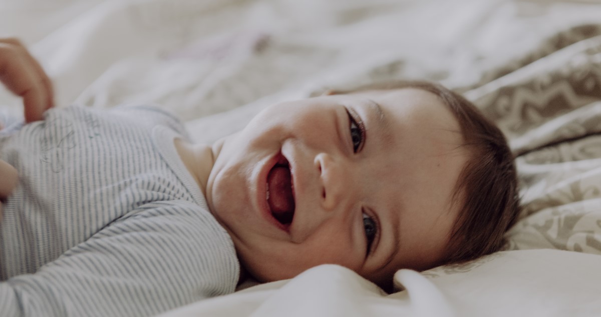 mosolygos baba - Gyerekszoba mosolygós kisfiú baba csíkos bodyban