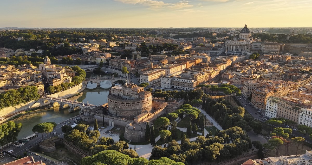 Róma látképe a folyóval, hidakkal, és ikonikus épületekkel, mint a Colosseum vagy a Szent Péter Bazilika