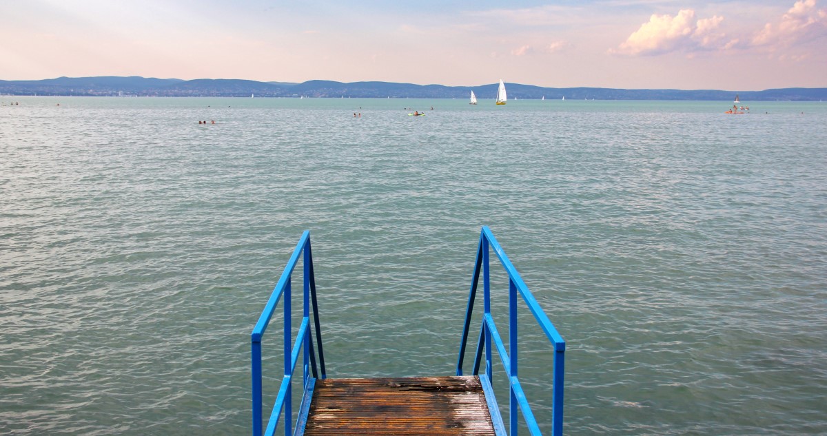 balaton - Gyerekszoba balatoni strand kék korlátos lépcsővel, a háttérben vitorlások