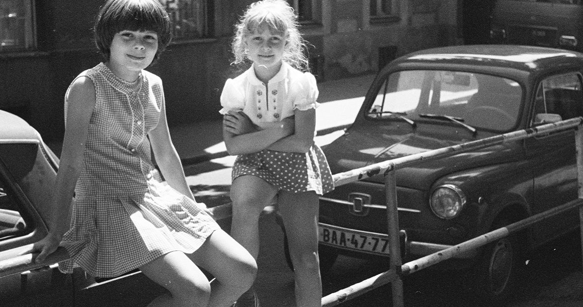 80-as években divatos lánynév - Gyerekszoba Retró fotó két kislányról