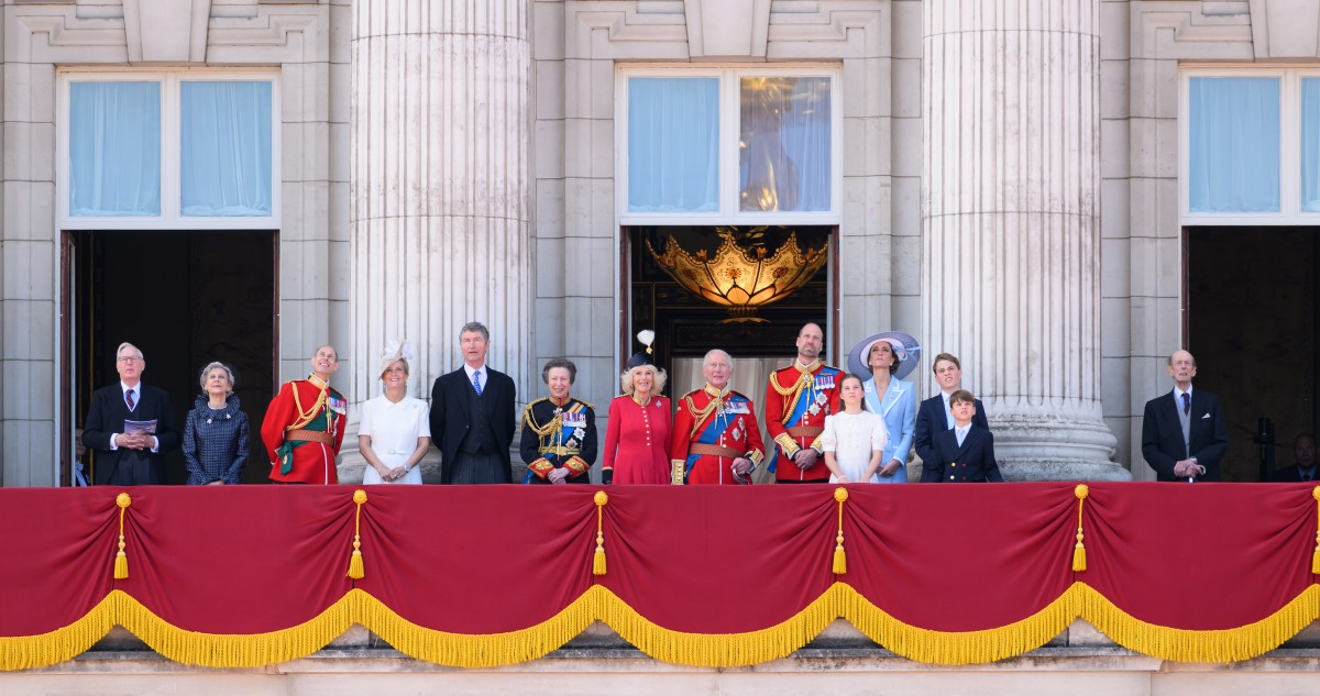 A képen a brit királyi család látható a palota erkélyén a 2026-os Trooping the Colour ünnepségen.
