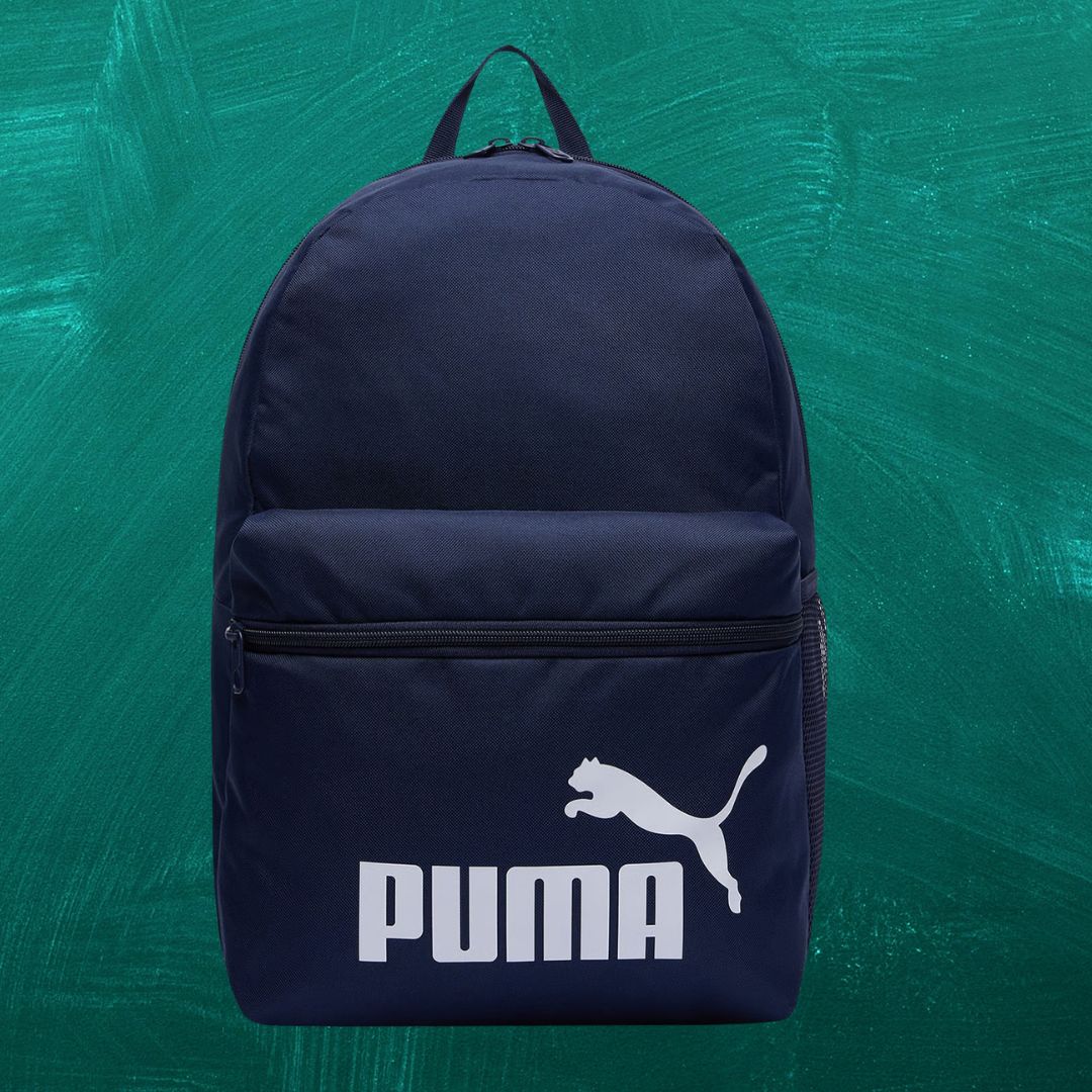Ezen a Puma hátizsákon fényvisszaverő elemek növelik a láthatóságot sötétben