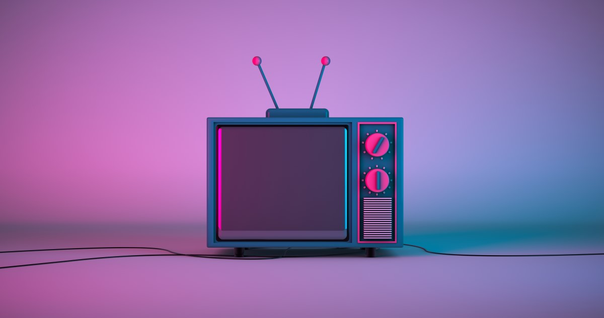 A képen lila-fehér háttér előtt egy retró televízió készülék látható.