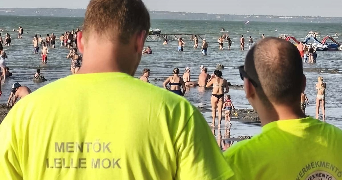 eltűnt gyereket keresnek a fürdőzők a siófoki strandon