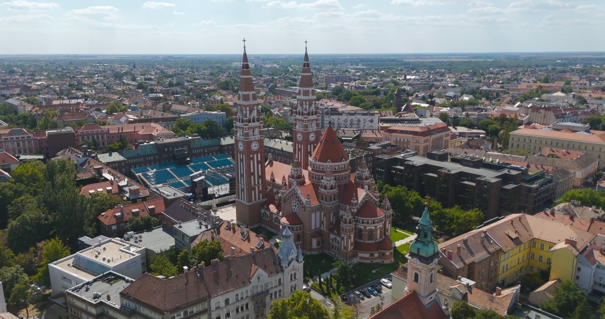 szeged-dom - Gyerekszoba A képen madártávlatból látható a szegedi dóm, enyhén oldalnézetből.