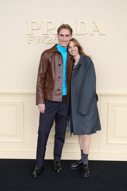 A képen Levon Hawke és Maya Hawke látható egy divatbemutatón januárban.