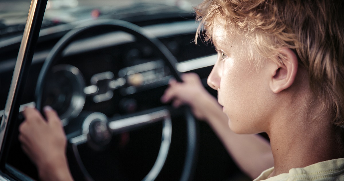8 eves gyerek vezetett autot sumegen - Gyerekszoba gyerek vezet autot