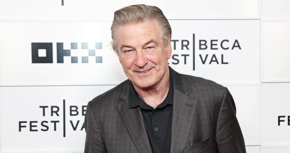 Alec Baldwin nem véletlenül fotóztatta magát pizsamában