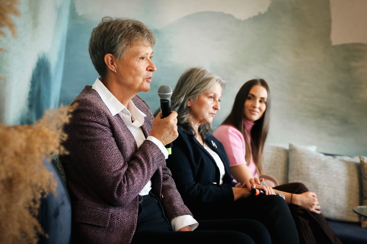 Tóth Krisztina, az Egészség Hídja Összefogás az Egészségért, a Mellrák Ellen Egyesület alelnöke, Prof. Dr. Dank Magdolna, az Országos Onkológiai Intézet főigazgatója, egyetemi tanár, belgyógyász, klinikai onkológus, klinikai farmakológus és palliatív orvos, és Sydney van den Bosch, modell és műsorvezető, érintett. (Fotó: Central Content)