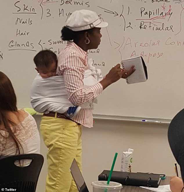 Kisbabával a hátán tartott órát, mert a diákja nem talált bébiszittert