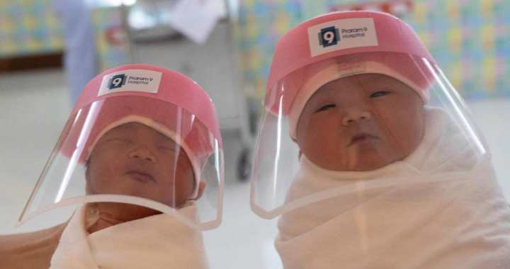 Apró arcvédőt kaptak újszülöttek a vírusveszély miatt