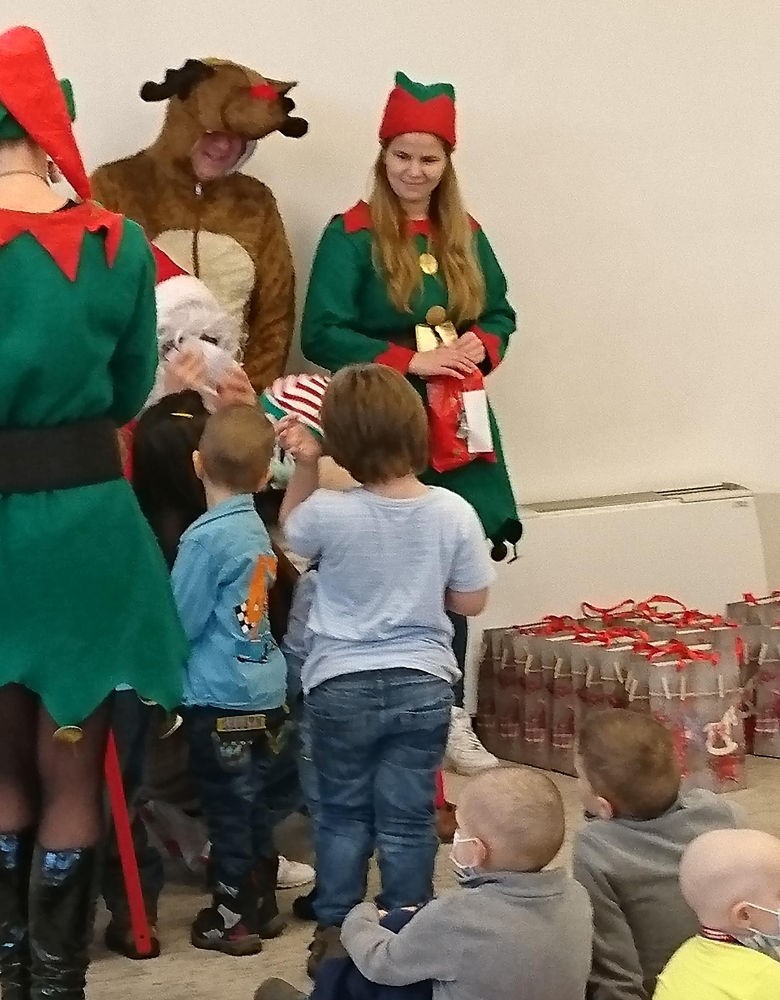 Nutricia Mikul&aacute;s &eacute;s kar&aacute;csonyi man&oacute;k lept&eacute;k el a D&eacute;m&eacute;t&eacute;r H&aacute;zat