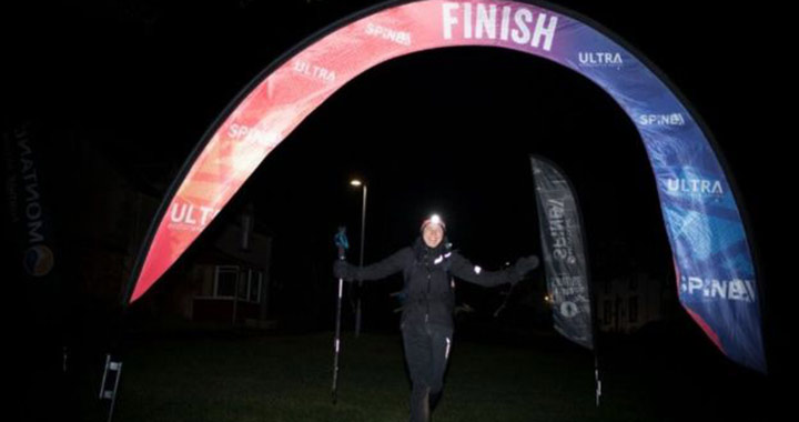 Egy szoptató anya rekordot futott a brit terep-ultramaratonon