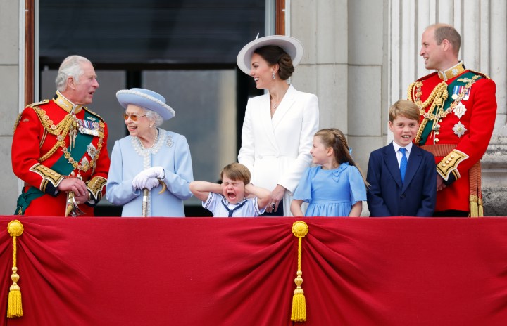 A grimaszoló Lajos herceg lopta el a show-t a királynőnek rendezett ünnepségen