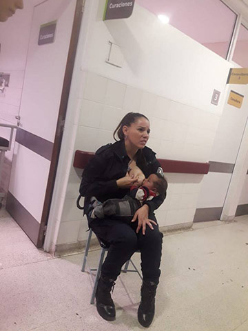 Hős rendőrnő: éhes volt, hát megszoptatta a síró babát